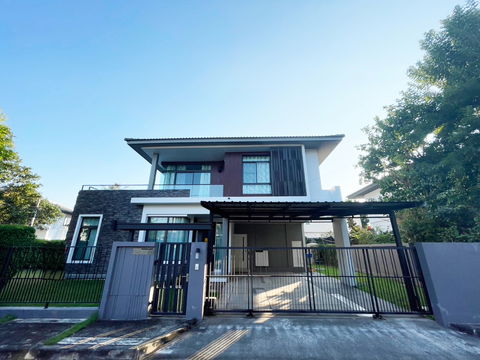 House two storeys for rent with 4 bedrooms,3 toilets and 1 kitchen.