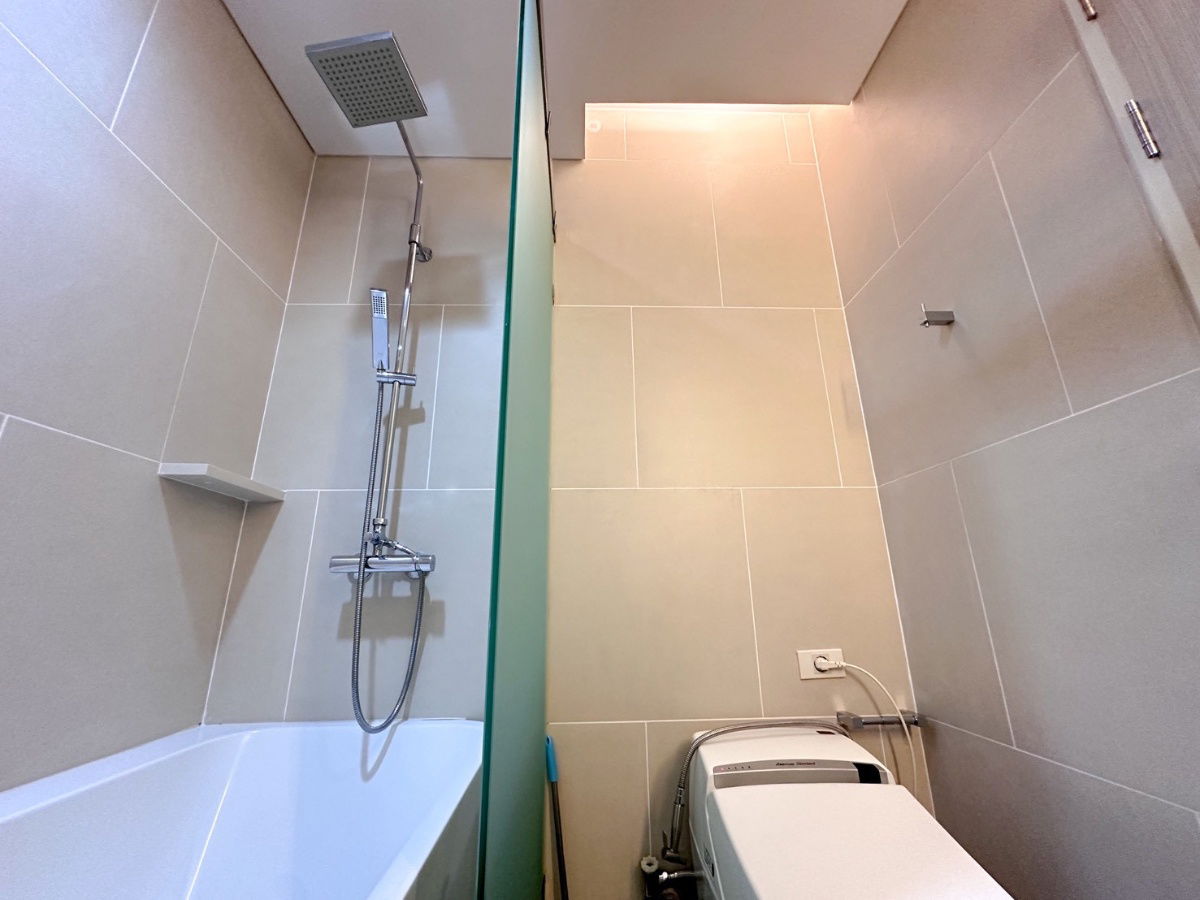 picture Enjoy the best view of BKK’s skyline from the 30th floor of the state-of-the-arts Lumpini 24 in the exclusive Sukhumvit Soi 24.  - 14/22