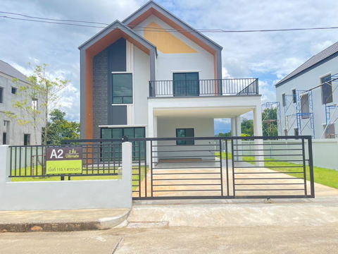 ขายบ้านเดี่ยวสองชั้น  3 ห้องนอน  4 ห้องน้ำ  1 ห้องครัว  2 ที่จอดรถ