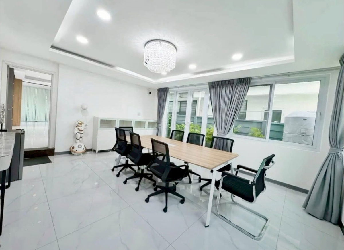 รูป 📢 ให้เช่าโฮมออฟฟิศ 4 ชั้น ตกแต่งหรู ครบครัน B Square พระราม 9 — เหม่งจ๋าย 4 ห้องนอน 3 ห้องน้ำ รีโนเวทใหม่ทั้งหลัง - รูปที่ 7/10