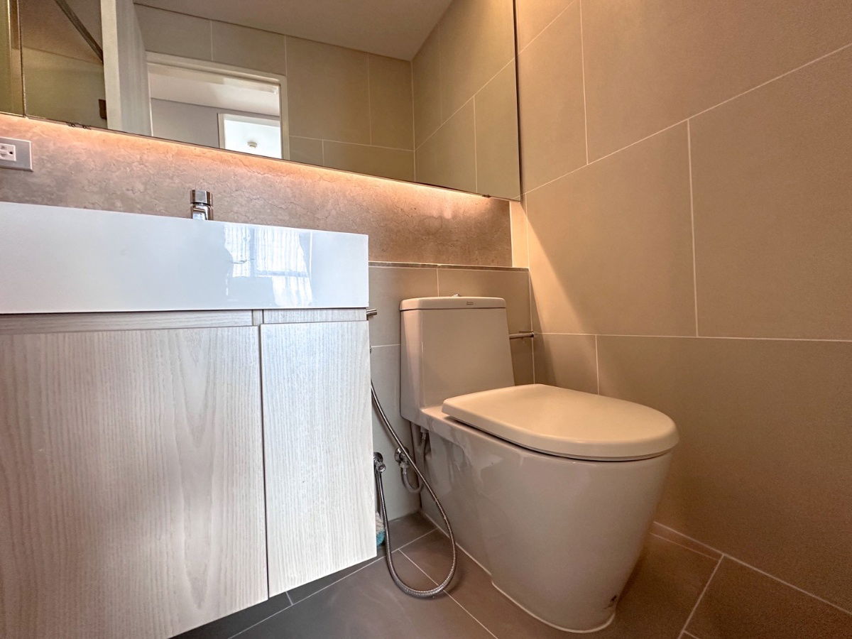 picture Enjoy the best view of BKK’s skyline from the 30th floor of the state-of-the-arts Lumpini 24 in the exclusive Sukhumvit Soi 24.  - 18/22