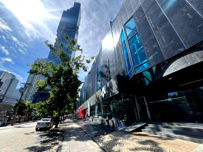 เช่าสำนักงาน วิทยาลัยอาชีวศึกษาเอี่ยมละออ : ให้เช่าพื้นที่ อาคารมหานครเซ็นเตอร์ Mahanakhon Center ชั้น 1 ห้องกระจก เนื้อที่ 200 ตารางเมตร ค่าเช่าเดือนละ 150,000 บาท*