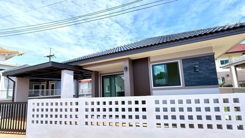 Single-storey detached house for sale  3 bedrooms 2 bathrooms and 2 parkings.