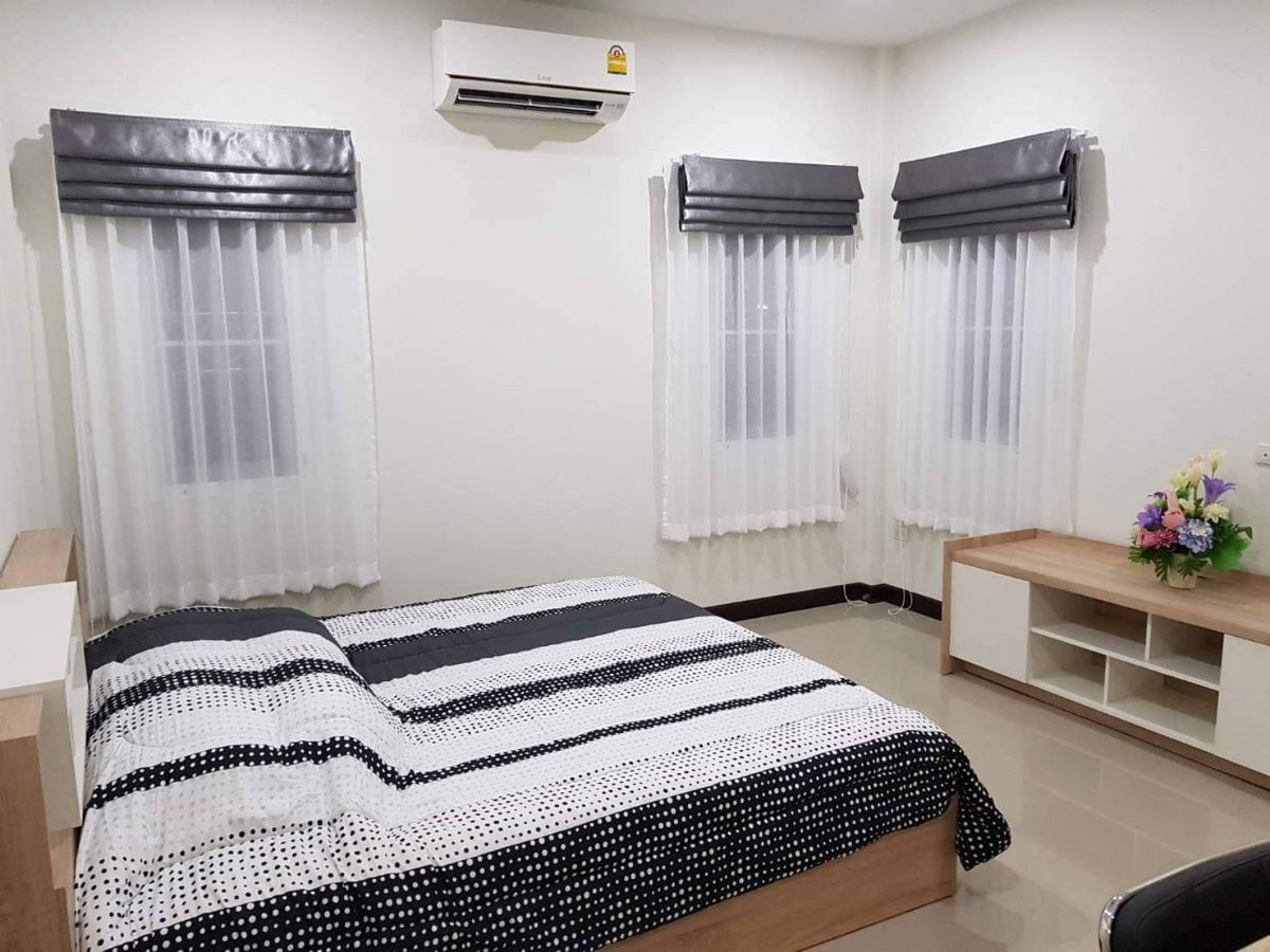 picture Two storey House for rent with 4 bedrooms, 3 bathrooms and 1 kitchen. - 8/11