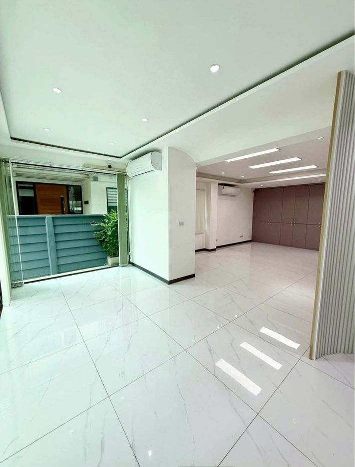 รูป 📢 ให้เช่าโฮมออฟฟิศ 4 ชั้น ตกแต่งหรู ครบครัน B Square พระราม 9 — เหม่งจ๋าย 4 ห้องนอน 3 ห้องน้ำ รีโนเวทใหม่ทั้งหลัง - รูปที่ 4/10