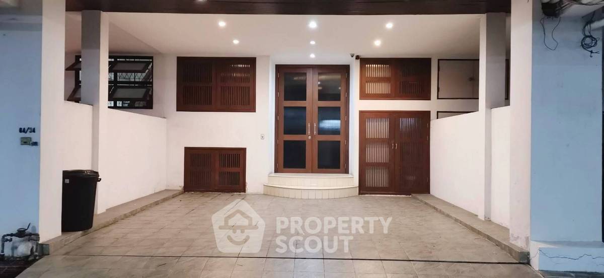 รูป ทาวน์เฮาท์ 4-ห้องนอน ที่ โลตัส พอยท์ เอกมัย ใกล้ BTS เอกมัย (ID 2342638) - รูปที่ 30/41