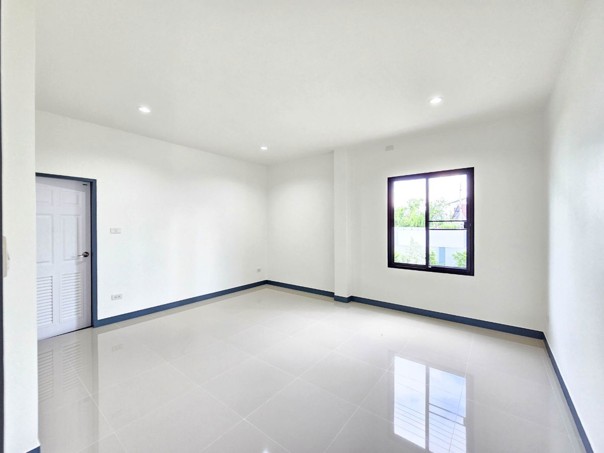 รูป ขาย บ้านเดี่ยวสองชั้น   4 ห้องนอน  4 ห้องน้ำ  1 ห้องครัว  2 ที่จอดรถ - รูปที่ 11/40