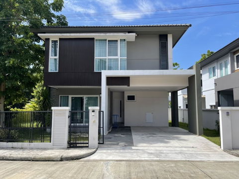 A house for rent with 3 bedrooms,3 toilets and 1 kitchen.