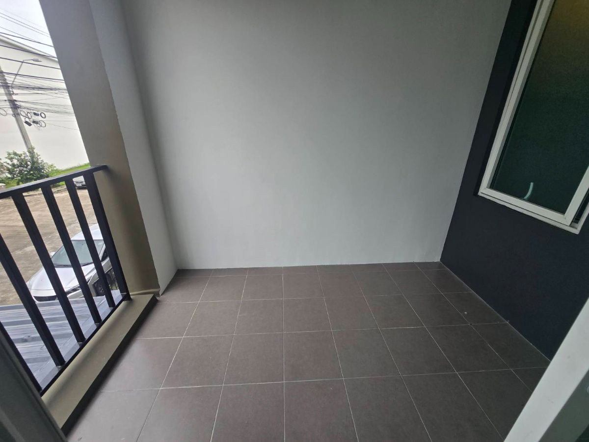 รูป ทาวน์โฮม3ชั้น ตกแต่งรีโนเวทใหม่ ทำเลดี อยู่ต้นโครงการ หมู่บ้าน เบล็สทาวน์ ถนนรามอินทรา  127 มีนบุรี ใกล้รถไฟฟ้า - รูปที่ 24/47