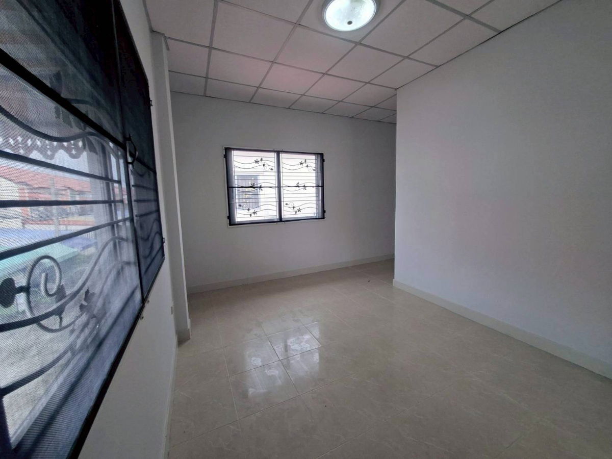 รูป ขายด่วนทาวน์เฮ้าส์ 2ชั้น บ้านมุม หมู่บ้านชายคลอง ซอยคิงคองบางบ่อ พร้อมอยู่ - รูปที่ 21/27