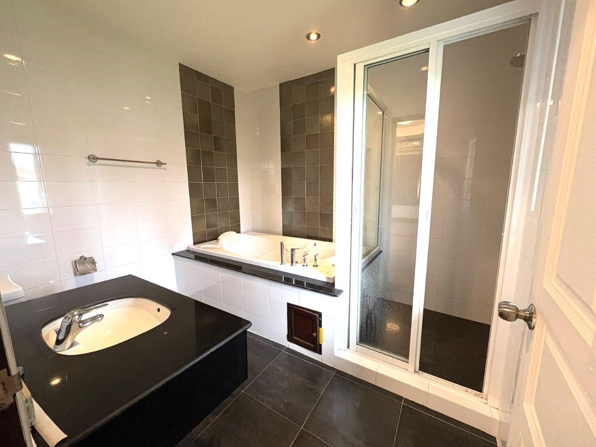 รูป ให้เช่า Pool Villa สองชั้น   มี 3 ห้องนอน 4 ห้องน้ำ 1 ห้องครัว จอดรถได้ 2 คัน  - รูปที่ 18/35