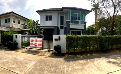 ขายบ้านเดี่ยว : ขายด่วน!! บ้านเดี่ยว(เจ้าของขายเอง) พร้อมเข้าอยู่ ใกล้ทางออกหมู่บ้าน อยู่ในซอยถนนรอง เงียบ สงบ