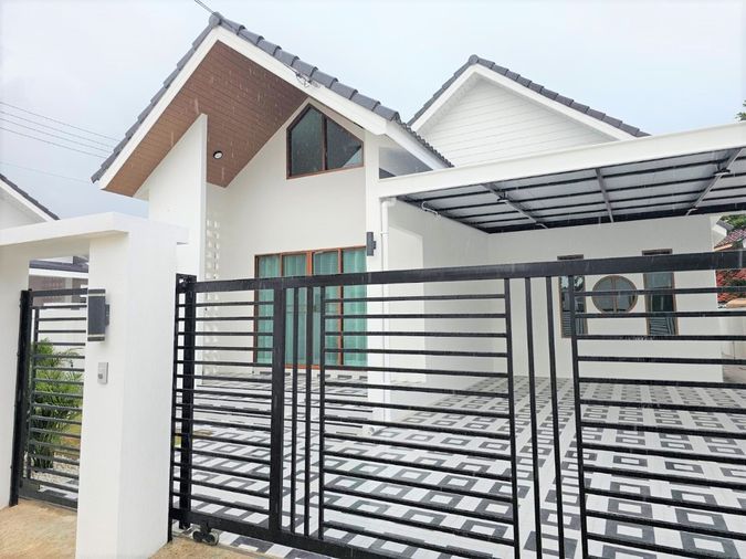 Single-storey detached house  for  rent  with  3 bedrooms   and 2 toilets.