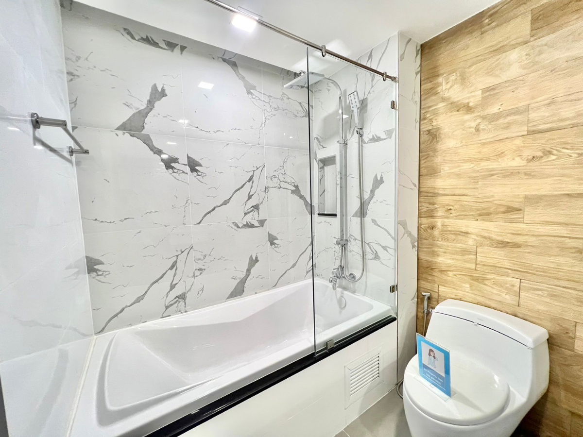 picture Reserve now, ready to move in 1 bedroom, new Aston building, 2nd floor, 11,000 baht, has a bathtub, corner room, 6-foot bed, separate room for cooking - 16/24