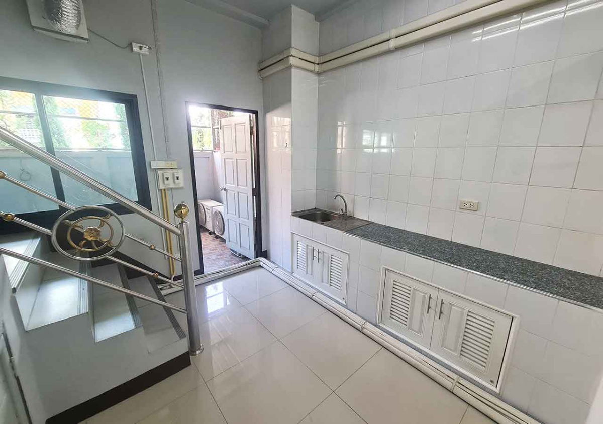 รูป ตึกแถวติดถนนสายหลัก ใกล้ห้างแม็คโคร ขายถูกกว่าข้างเคียงแน่นอน - รูปที่ 6/11