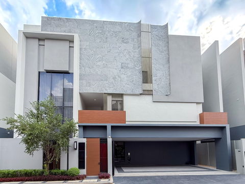 Ultra Luxury Villa BuGaan Krungthep Kreetha (Sansiri) 540 sq.m. with Private Elevator & 7m High Ceilings