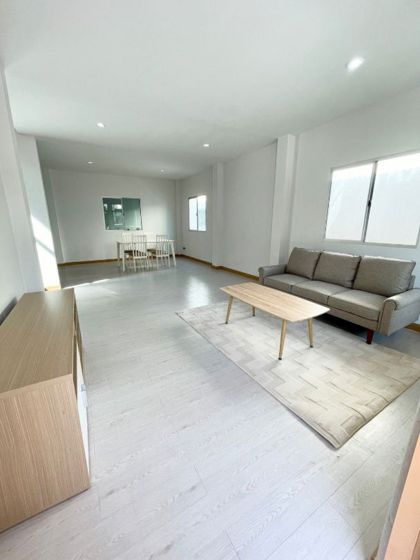 รูป บ้านแฝด แต่งใหม่ มีเฟอร์ หมู่บ้านพร้อมพัฒน์ กรีนโนวา รีโนเวทใหม่ ถนนปัญญาอินทรา เลียบคลองสอง คลองสามวา  - รูปที่ 5/23