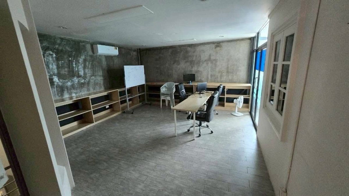 รูป ให้เช่าด่วน! บ้านเดี่ยว/โฮมออฟฟิศ ขนาดใหญ่ 450 ตร.ม. (หลังมุม) 5 ห้องนอน 1 ห้องฟิตเนส จอดรถ 10 คัน! - รูปที่ 2/15