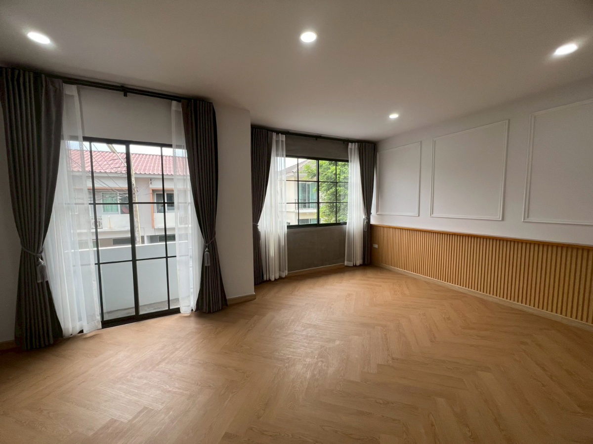 รูป ทาวน์เฮ้าส์ หลังริม ใหม่ กว้าง หมู่บ้าน เดอะทรัสต์ ทาวน์ วงแหวน-ลำลูกกา  The Trust Town Wongwaen-Lamlukka ถนนเลียบคลองหก บึงคำพร้อย ลำลูกกา ปทุมธานี  - รูปที่ 17/21