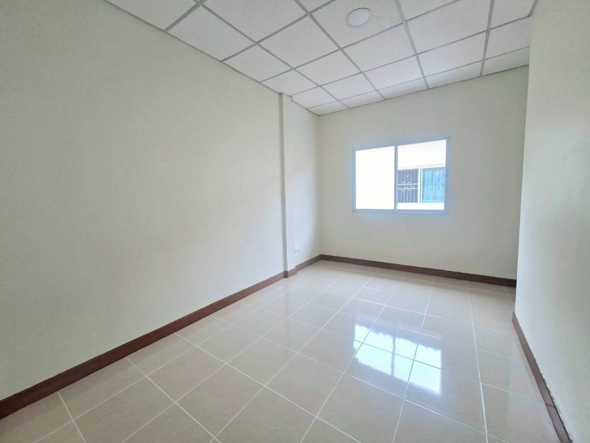 รูป ขายด่วนทาวน์เฮ้าส์ 2ชั้น หมู่บ้านชายคลอง ซอยคิงคองบางบ่อ พร้อมอยู่ - รูปที่ 22/26