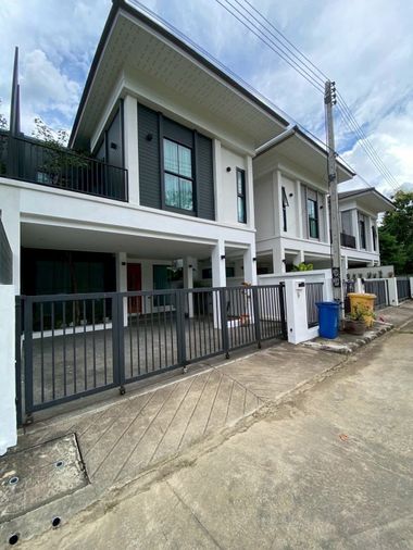 ให้เช่าบ้านเดี่ยวสองชั้น 3 ห้องนอน 3 ห้องน้ำ 1 ห้องครัว 2 ที่จอดรถ