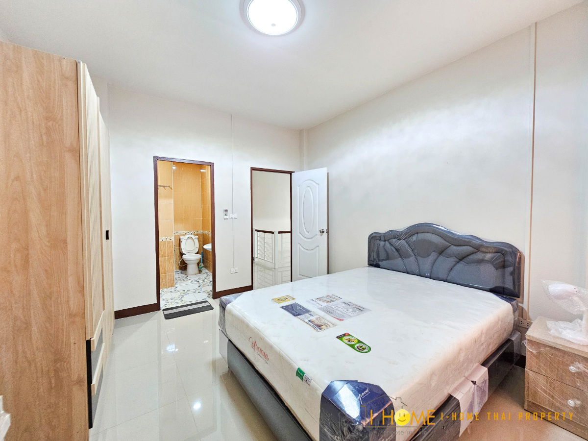 picture Two storey house for rent with 3 bedrooms,3 toilets and 1 kitchen.  - 21/27