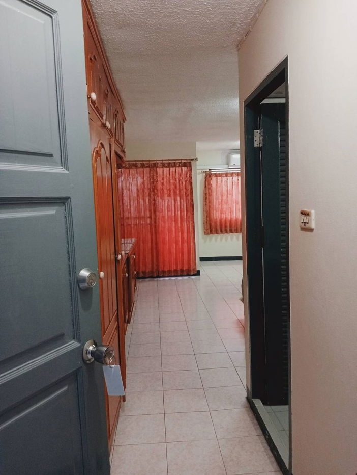 picture 6,800 *** Room for rent, Bed, Built-in Claset - 1/7