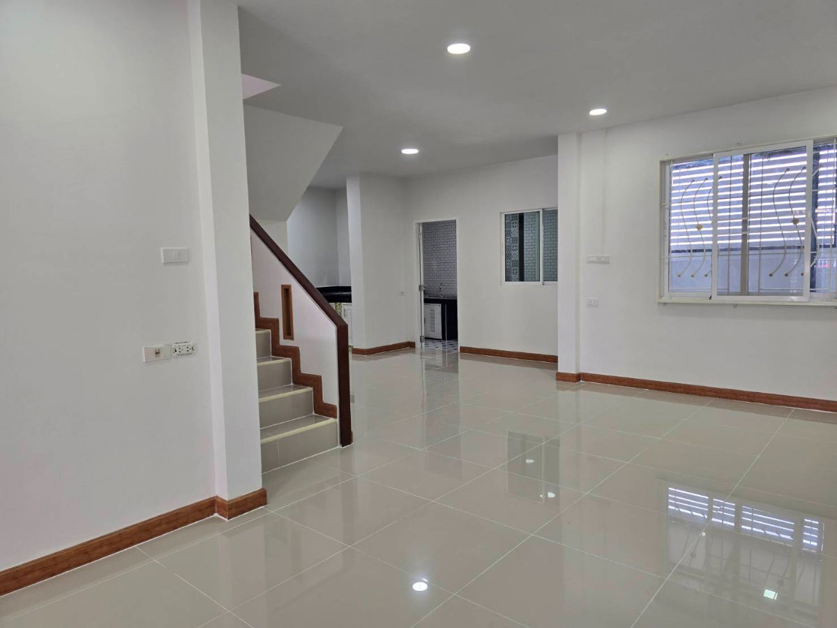 รูป บ้านแฝด รีโนเวทใหม่ กว้างเหมือนบ้านเดี่ยว หมู่บ้าน ทรัพย์ธานี ซอยเทศบาลลำลูกกา3  ลำลูกกา คลอง7 พร้อมอยู่ - รูปที่ 9/40