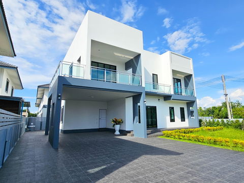 ขาย บ้านเดี่ยวสองชั้น   4 ห้องนอน  4 ห้องน้ำ  1 ห้องครัว  2 ที่จอดรถ