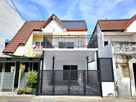 บ้านแฝด ตกแต่งใหม่ มีเทอเรส หมู่บ้าน ฉัตรหลวง ซ.ราษฎร์อุทิศ54 ถ.ราษฎร์อุทิศ โคกแฝด หนองจอก แถมเฟอร์นิเจอร์ พร้อมอยู่