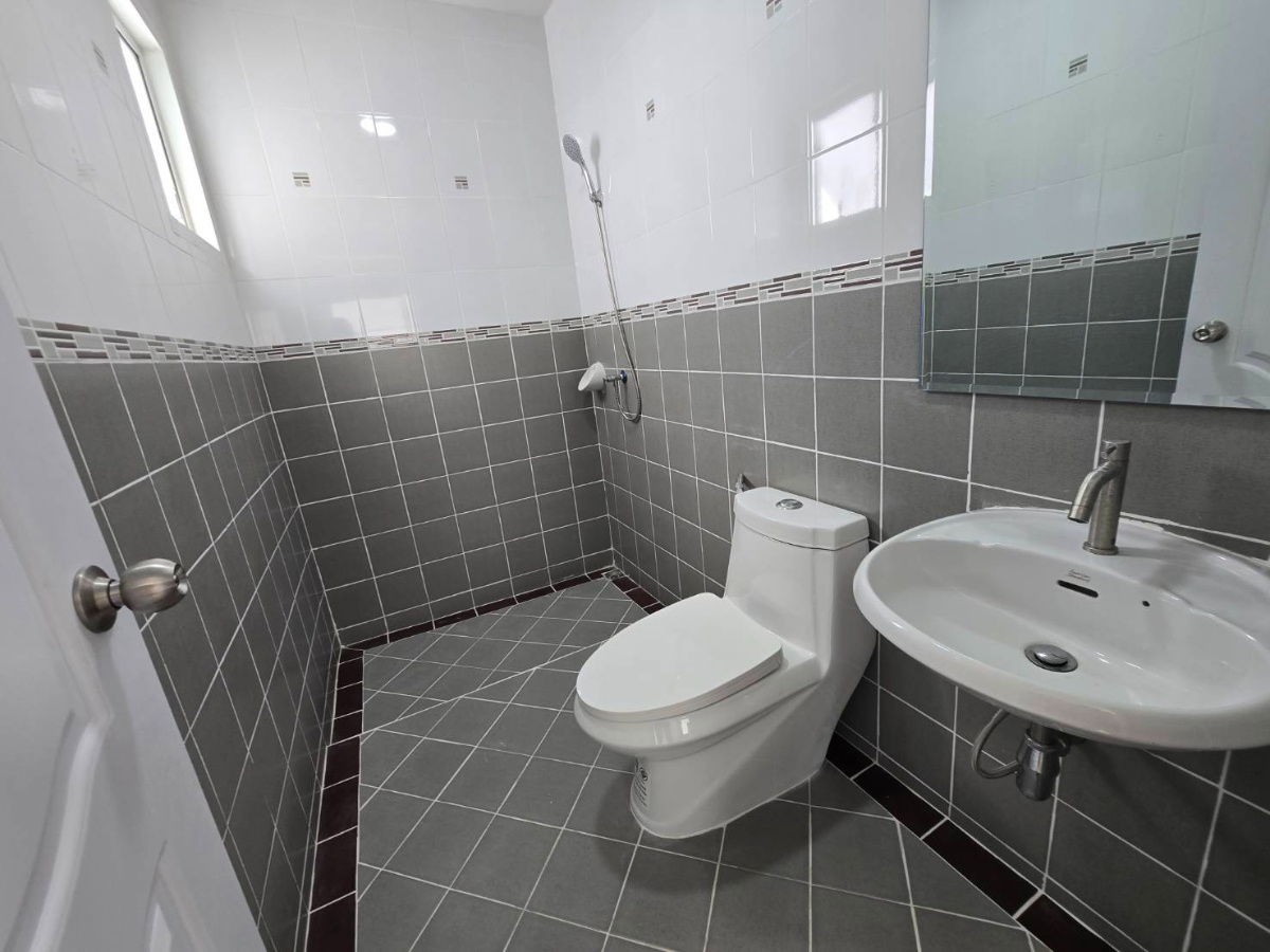 รูป บ้านแฝด รีโนเวทใหม่ กว้างเหมือนบ้านเดี่ยว หมู่บ้าน ทรัพย์ธานี ซอยเทศบาลลำลูกกา3  ลำลูกกา คลอง7 พร้อมอยู่ - รูปที่ 34/40