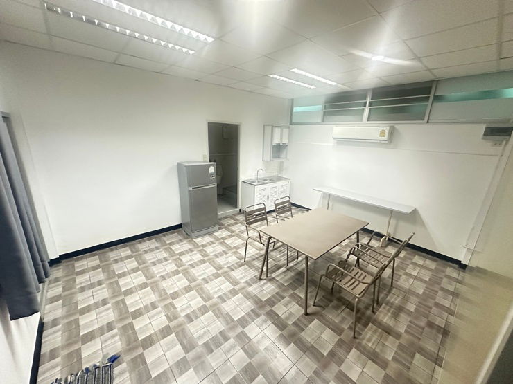 รูป At Ease Hotel Suvarnabhumi  ห้องรายวัน รายเดือน ใกล้โรงพยาบาลจุฬารัตน์ 3 บางพลี  บริการ 24 ชม    รับเลี้ยงสัตว์ ชั้น1 โซนที่จอดรถ ห้องใหญ่ 40 ตรม  - รูปที่ 2/8