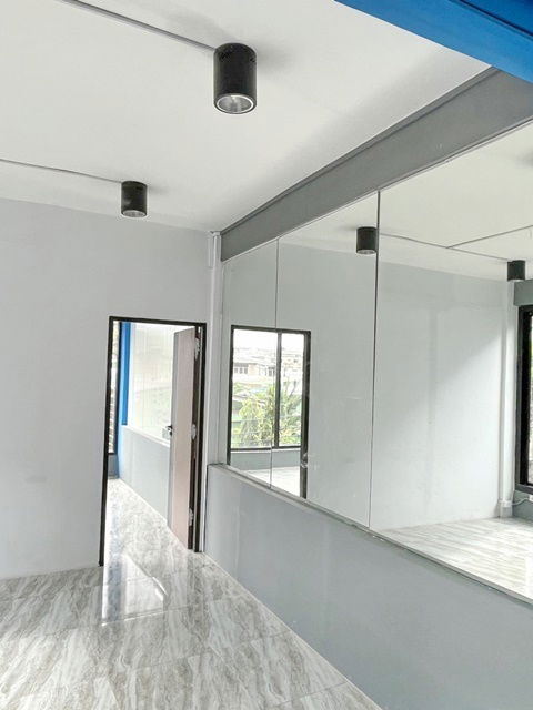 picture Only 70 m. from BTS Bang Chak and only 5 steps to 7-Eleven On Nut. 5-storey glass office building co - 3/8