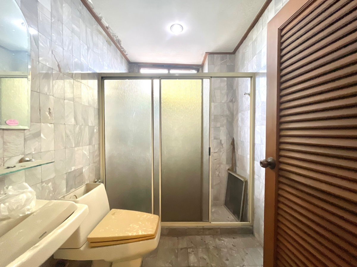 รูป อาคารพาณิชย์ 3 คูหา ทำเลดี เดินทางสะดวก ราคาคุ้มค่า สุขสวัสดิ์ 37/1 Line: bmmiu - รูปที่ 29/32