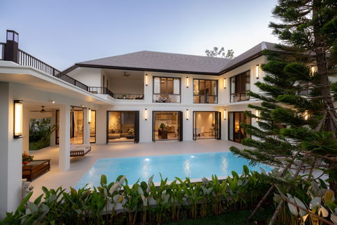 ขายบ้าน Pool villa สองชั้น พร้อมสระว่ายน้ำในตัว  มี 5 ห้องนอน 7 ห้องน้ำ  1 ห้องครัว 3  ที่จอดรถ