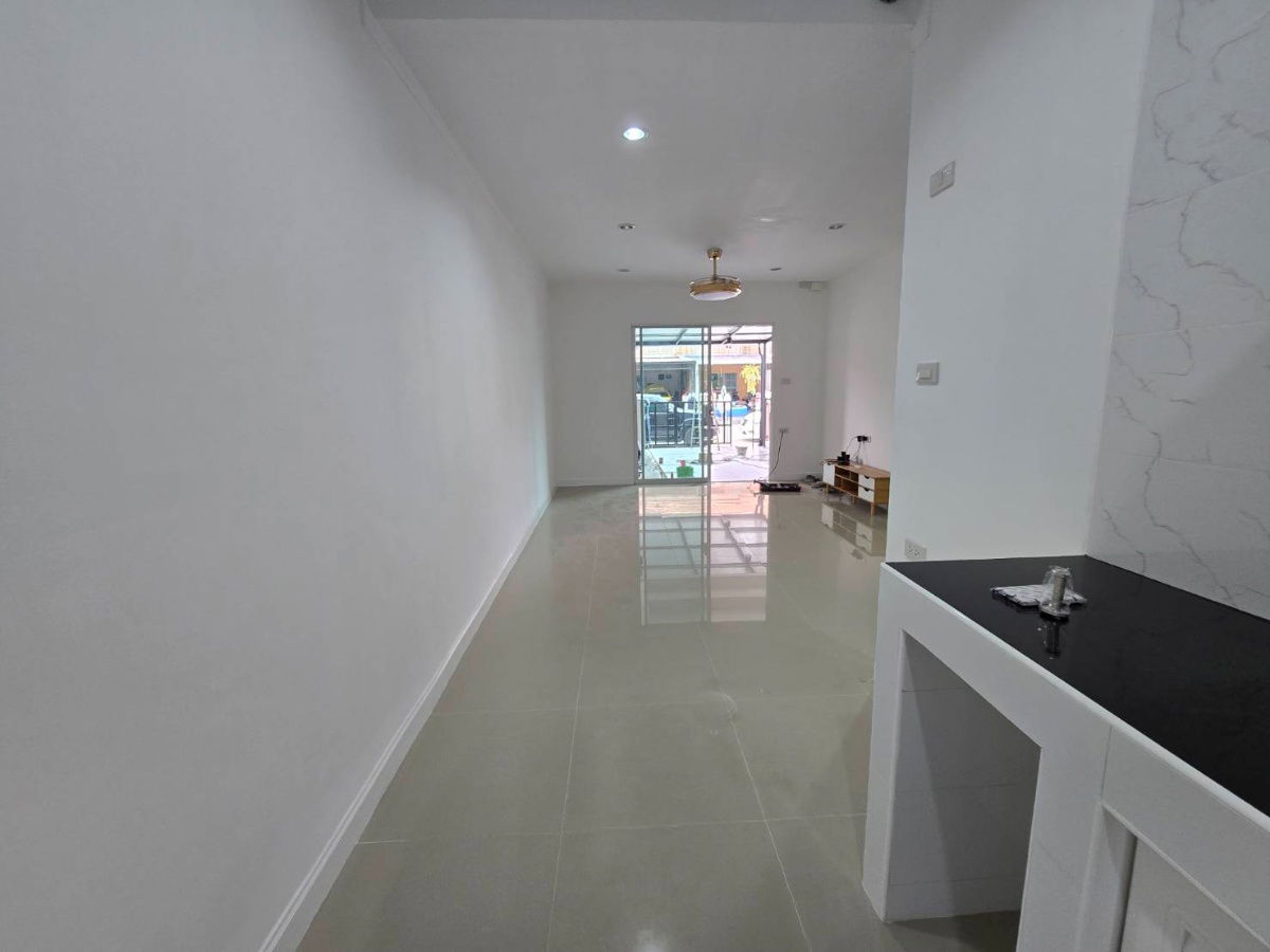 รูป ทาวน์โฮม แต่งใหม่ สวย พร้อมอยู่  หมู่บ้าน ไอลีฟทาวน์ ลำลูกกา คลอง 3 ลาดสวาย ลำลูกกา ปทุมธานี มีเฟอร์นิเจอร์ - รูปที่ 12/28
