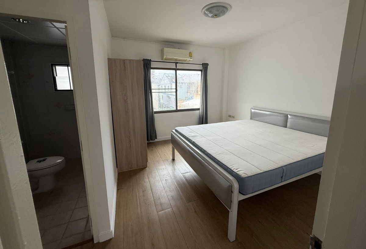 picture Price Reduced: 3.5-Story Townhome Baan Klang Muang 1 Ratchada-Meng Jai (22 sq.wa. / 300+ sq.m. Usable) Prime Location! - 1/6