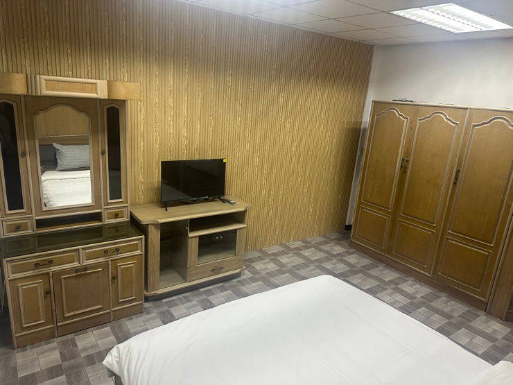 รูป At Ease Hotel Suvarnabhumi  ห้องรายวัน รายเดือน ใกล้โรงพยาบาลจุฬารัตน์ 3 บางพลี  บริการ 24 ชม    รับเลี้ยงสัตว์ ชั้น1 โซนที่จอดรถ ห้องใหญ่ 40 ตรม  - รูปที่ 1/8