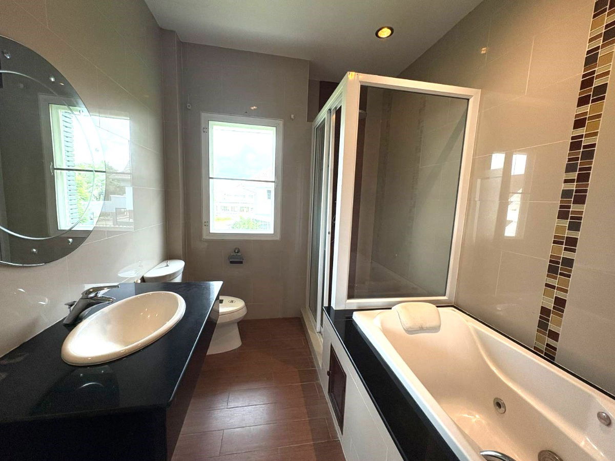 รูป ให้เช่า Pool Villa สองชั้น   มี 3 ห้องนอน 4 ห้องน้ำ 1 ห้องครัว จอดรถได้ 2 คัน  - รูปที่ 12/35