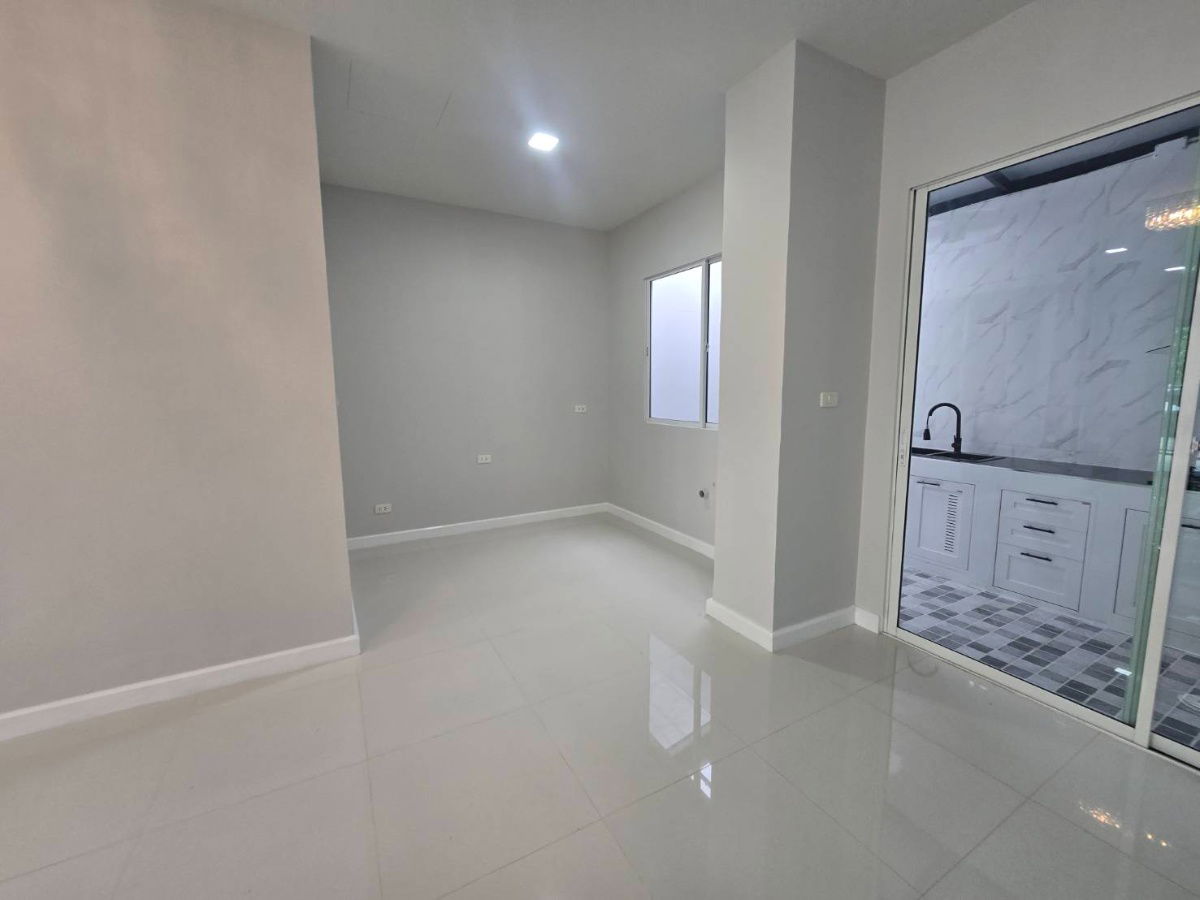 รูป ทาวน์โฮม3ชั้น ตกแต่งรีโนเวทใหม่ ทำเลดี อยู่ต้นโครงการ หมู่บ้าน เบล็สทาวน์ ถนนรามอินทรา  127 มีนบุรี ใกล้รถไฟฟ้า - รูปที่ 7/47