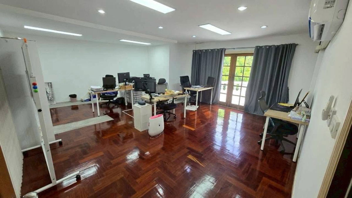 รูป ให้เช่าด่วน! บ้านเดี่ยว/โฮมออฟฟิศ ขนาดใหญ่ 450 ตร.ม. (หลังมุม) 5 ห้องนอน 1 ห้องฟิตเนส จอดรถ 10 คัน! - รูปที่ 3/15