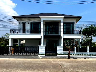 Houses for sale : Two-storey pool villa for sale 5 bedrooms 6 bathrooms and 3 parkings.