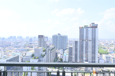 RHYTHM Ratchada-Huaikhwang Location Near Employment, Surrounded by Lifestyles near MRT Huai Khwang Station
