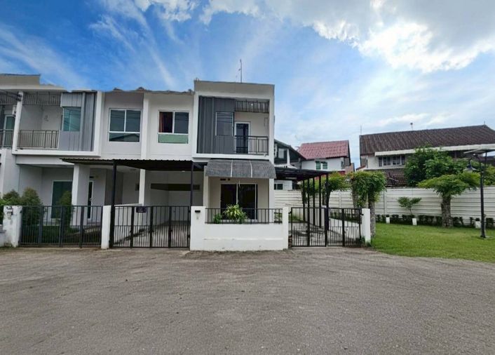 Townhouse for sale, corner unit, very good condition, Thanasio Rattanathibet, 102 sq m, 35.7 sq wa, house width 10 m.