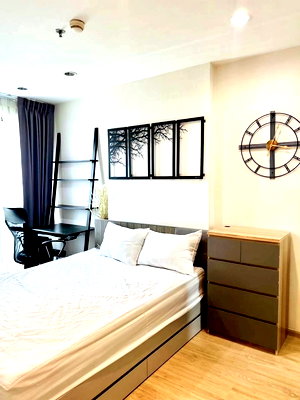 Condos for sale : Great Value Condo! 1-Bed Condo near BTS Pho Nimit. Stylish Built-ins & City View Bar Counter