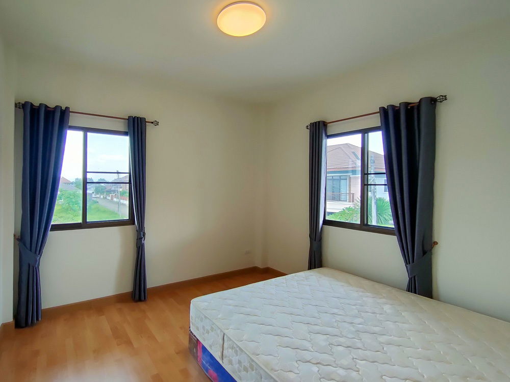 รูป ให้เช่าบ้าน 2 ชั้นพร้อมสนามหญ้าข้างบ้าน  ในโครงการใกล้โรงเรียนนานาชาติลานนา หางดง - รูปที่ 12/21