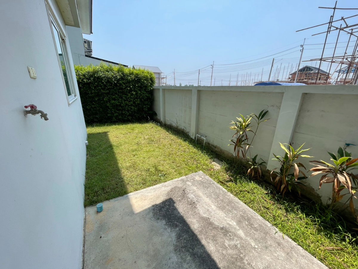 picture  Two storey house for rent with 3 bedrooms,3 toilets and 1 kitchen. - 23/25