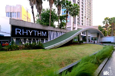 Condos for rent :  Rhythm Sukhumvit 44/1 💫 Available unit on the same floor as the garden 🌳 Near BTS Phra Khanong 