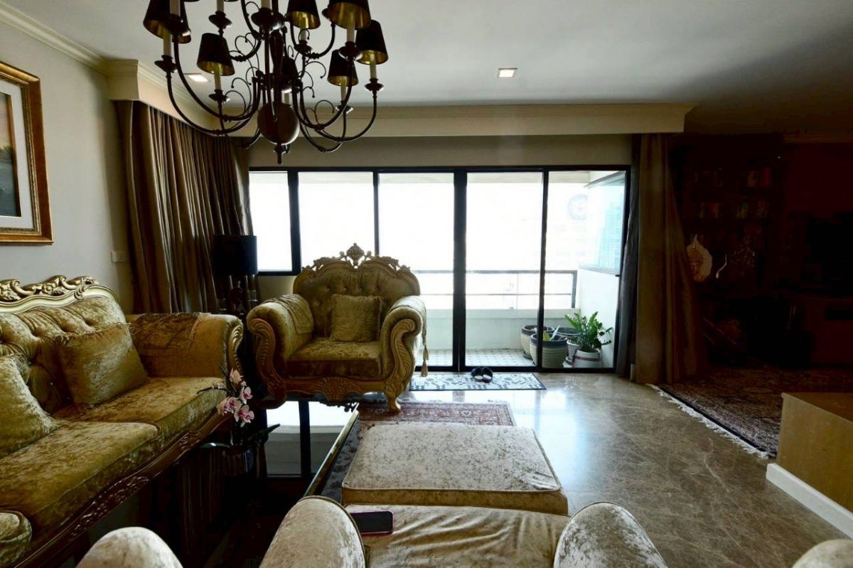 picture Sathorn Garden 33rd Floor, Building 1 Area: 230 sq.m. Price: 3 Bedrooms 5 Bathrooms 1 Kitchen 1 Living Room Balcony facing the main road - 24/26
