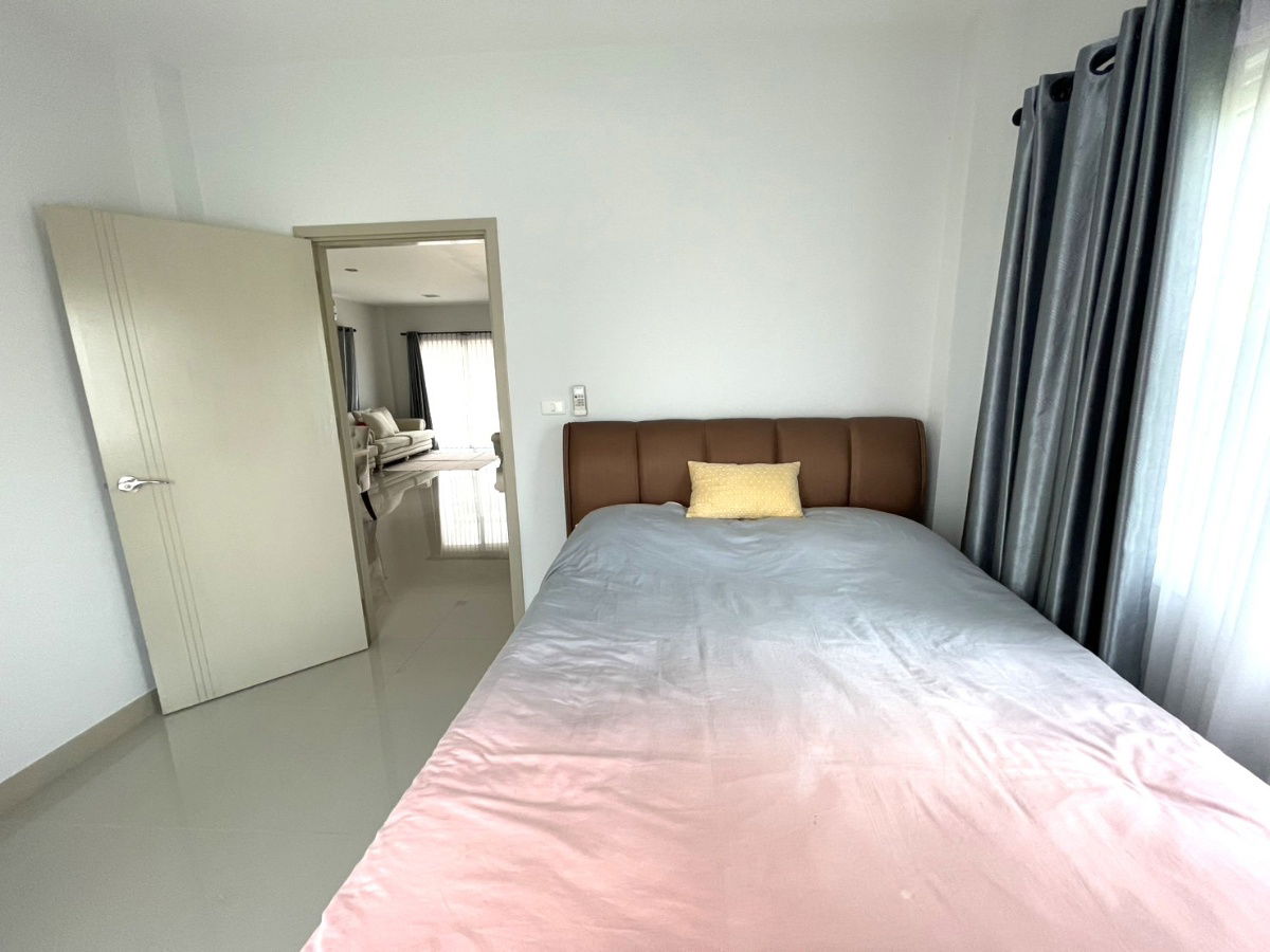 picture  Two storey house for rent with 3 bedrooms,3 toilets and 1 kitchen. - 17/25